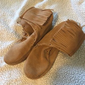 Minnetonka Moccasins Size 9